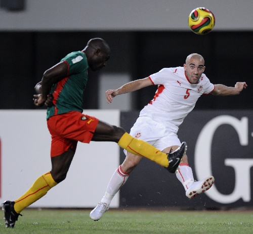 CBA：上海男篮主场大胜同曦（CBA：上海男篮主场大比分击败同曦）