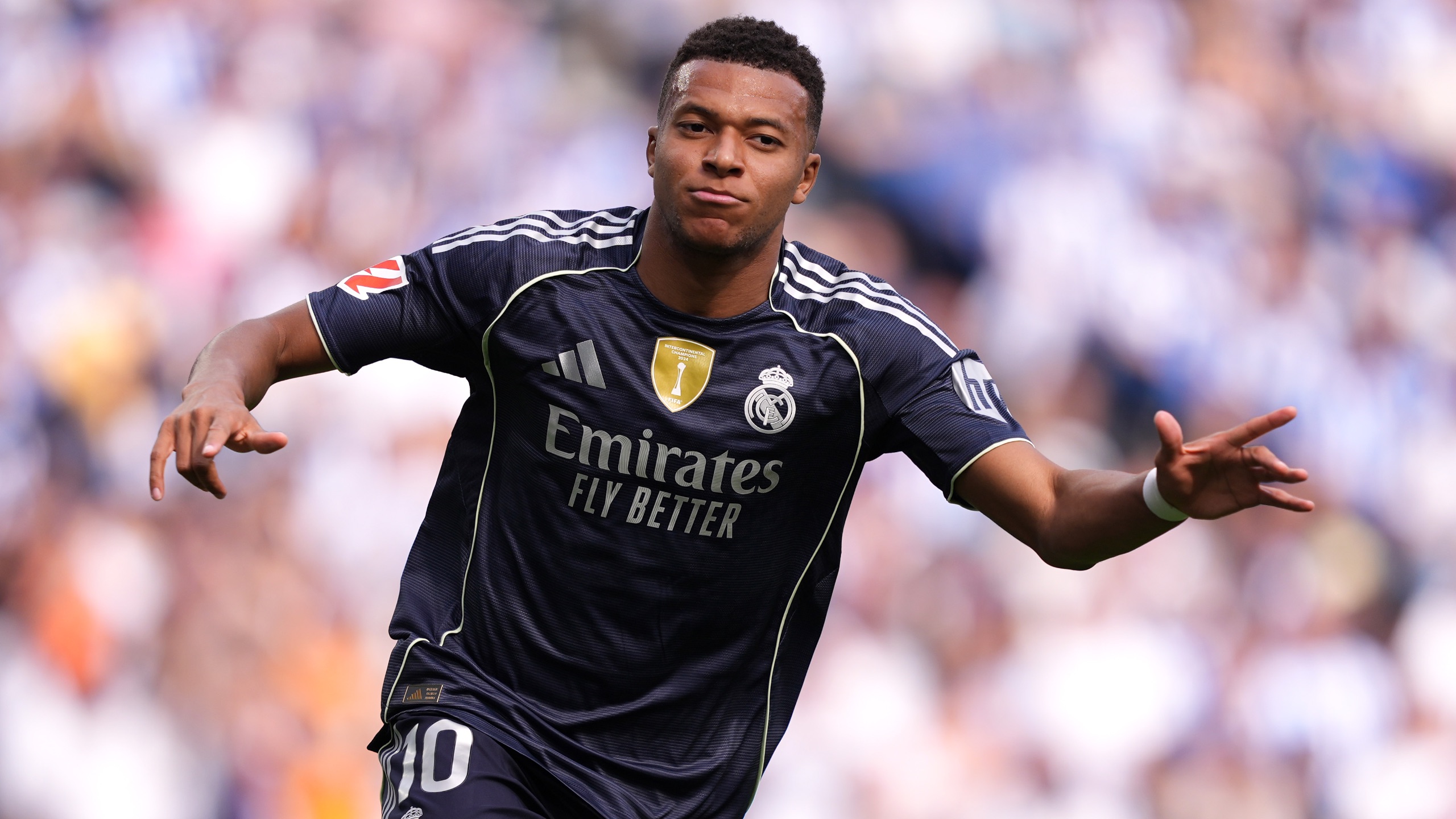 三分大战！两队三分命中率均超4成，半场合计命中19记三分（三分狂潮！两队三分命中率双双破40%，半场合计命中19记三分球）