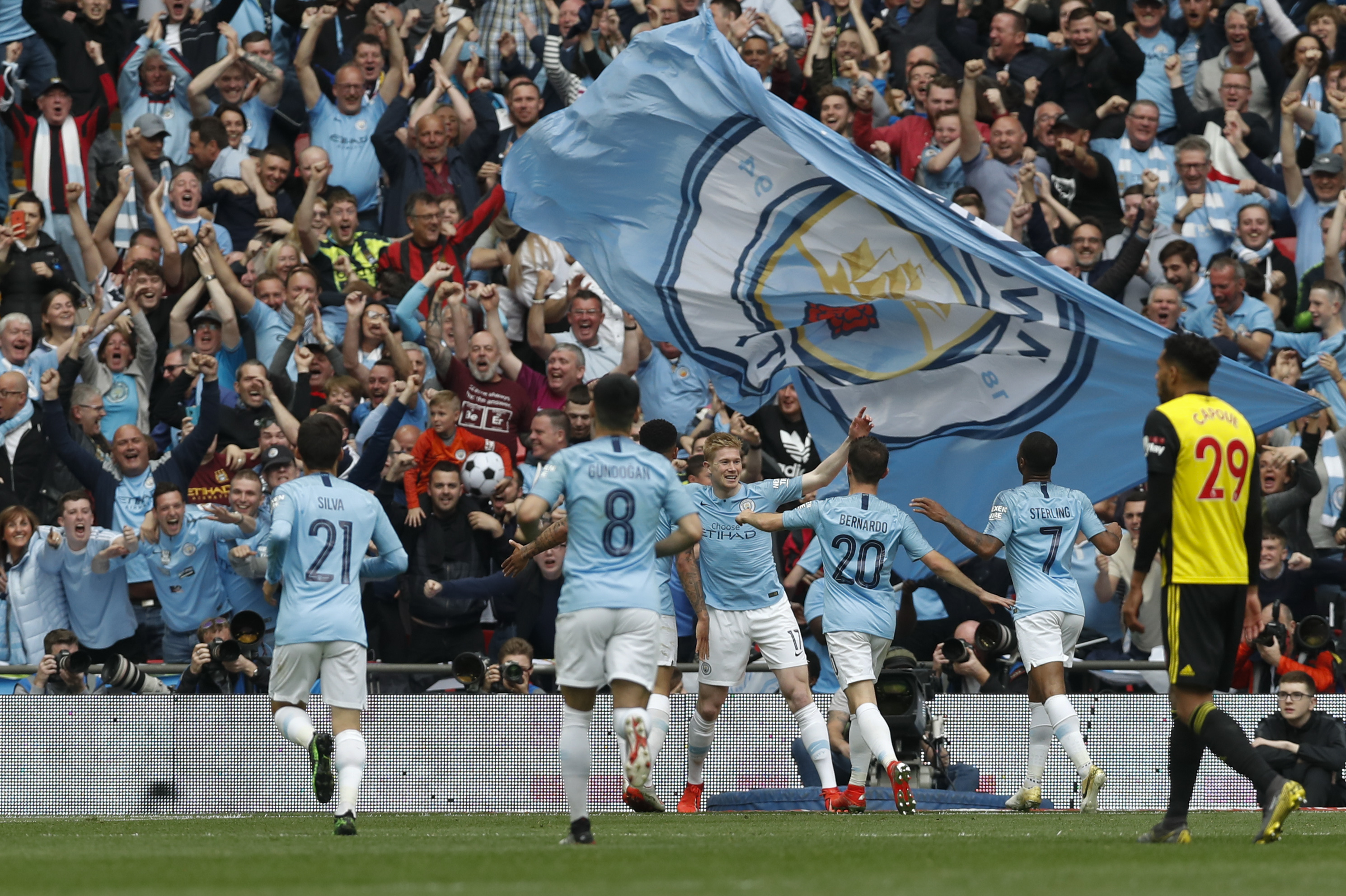 半场战报：霍芬海姆3-0奥格斯堡，布格尔1射1传，巴祖马纳-杜尔破门